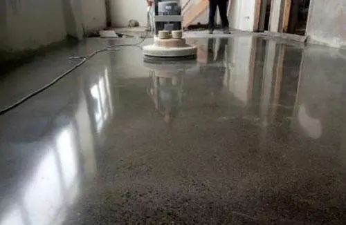 固化地坪施工：干磨与湿磨的较量